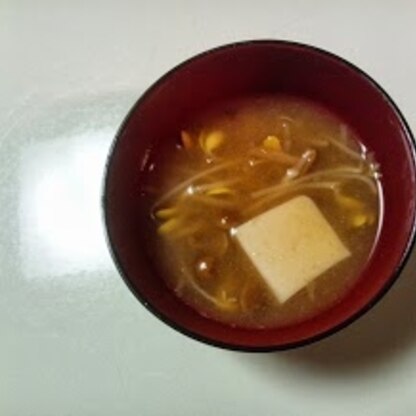 豆腐と大豆もやしも入れました。味噌汁に生姜、なかなかあいますね！！！いつもの味噌汁の味に飽きたら、また作りたいです(^o^)/